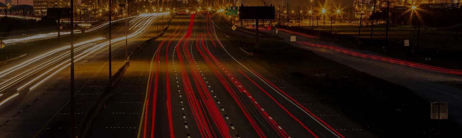 une ville avec des routes connectées la traversant de toute part.