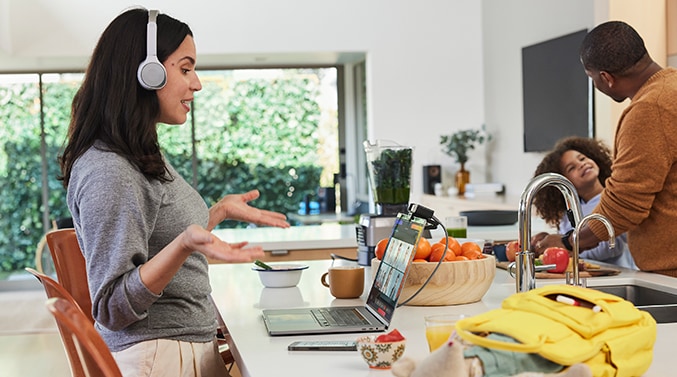 Cisco Headset 730 と Webex Camera を使用しているリモートワーカー